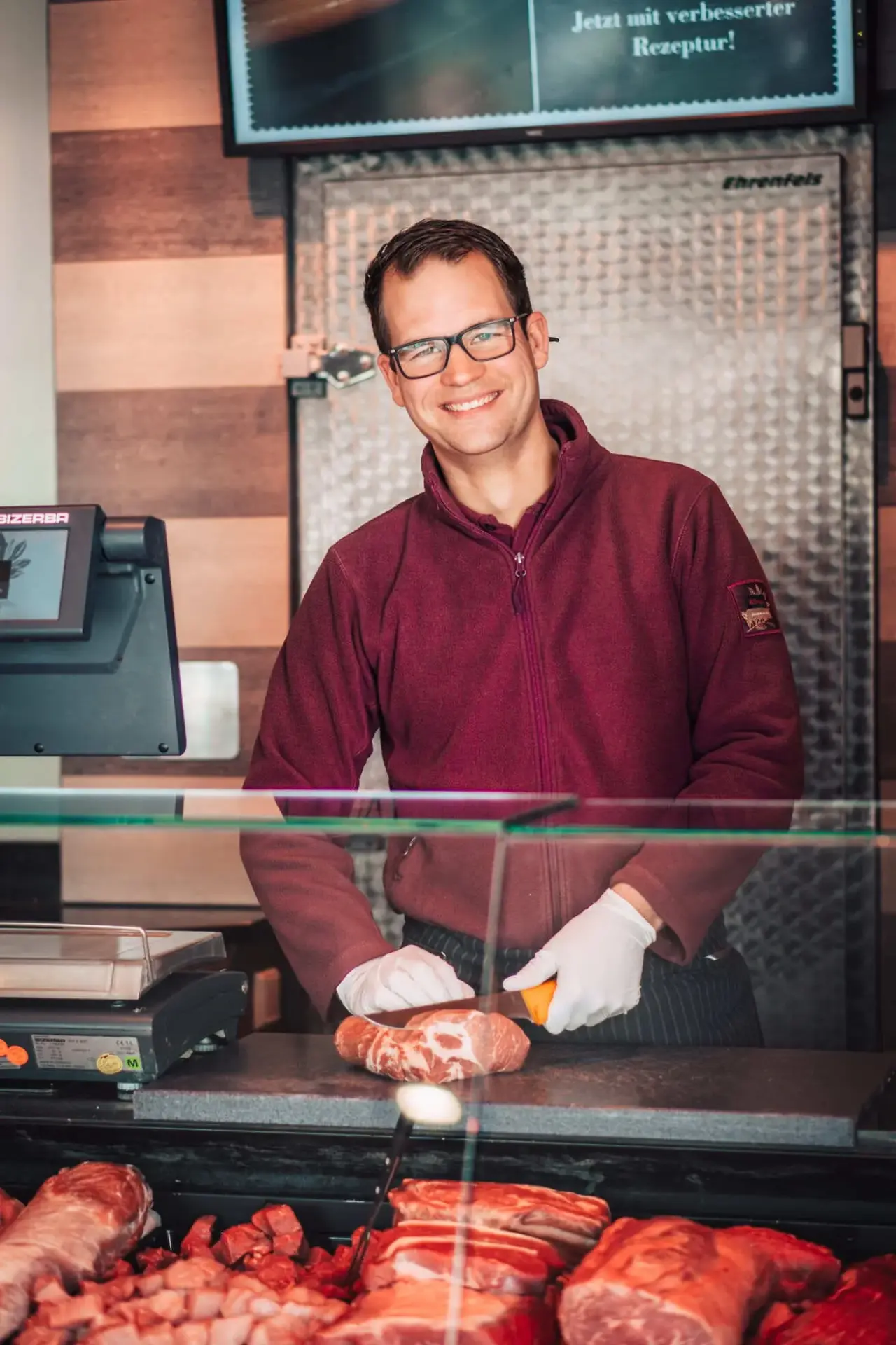 Herr Klein beim Fleischschneiden