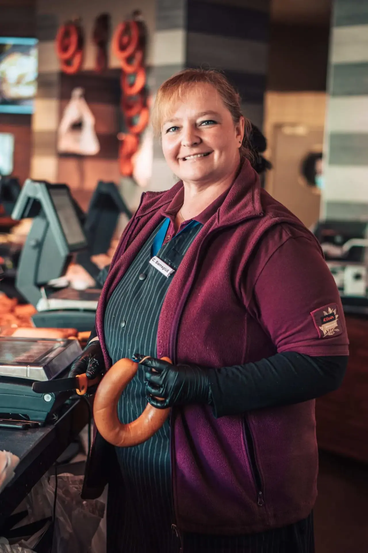 Carola mit Wurst im Verkauf