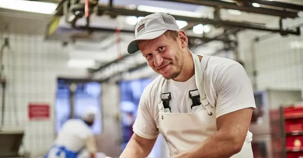 Christian spießt Schaschlik auf