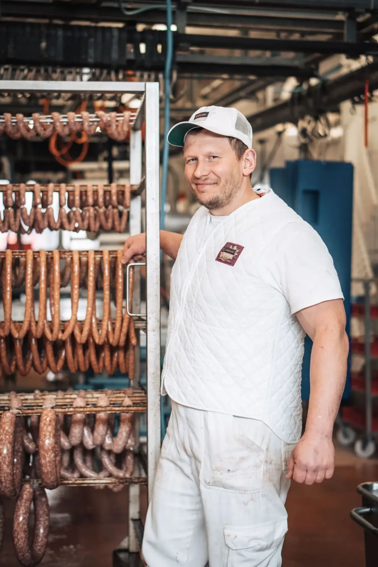 Christian im Stammkader der Metzgerei Klein überblickt die Produktion