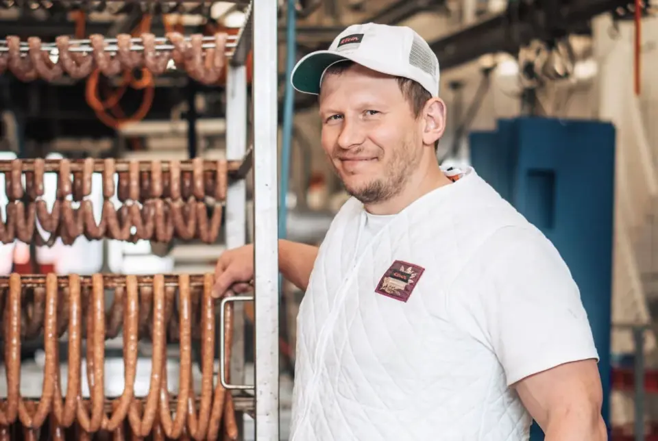 Christian im Stammkader der Metzgerei Klein überblickt die Produktion